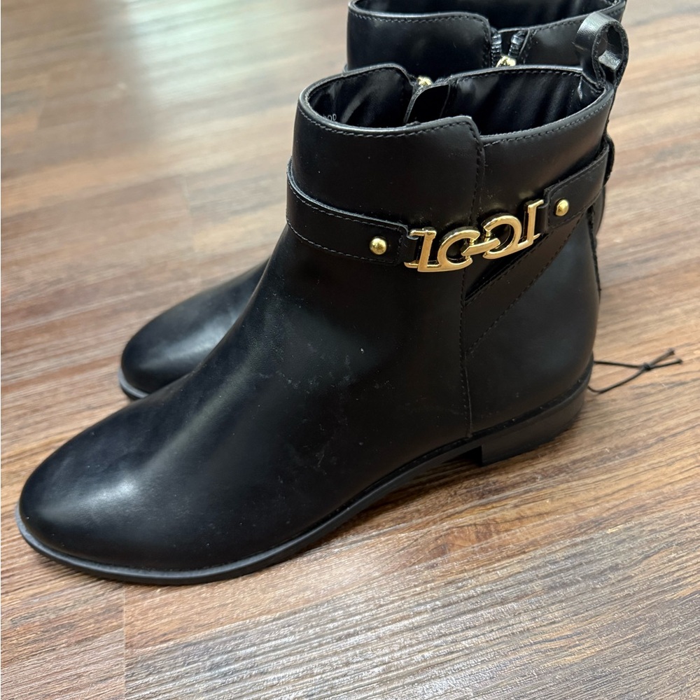 Liz Claiborne Women Black Ankle Booties with Gold Accents memory form NWT  size8